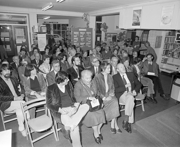 103047 Afbeelding van de aanwezigen tijdens de presentatie van het boek Buitens binnen Utrecht in het filiaal Oog in Al ...